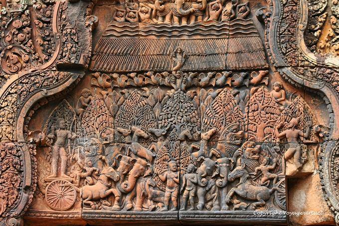 Nieder Giebel regen auf Khandava Wald, Banteay Srei, Angkor, Kambodscha
