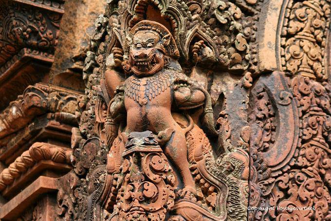Hervorgegangen aus den Klauen des makaras, Simha Löwe, Banteay Srei, Angkor, Kambodscha
