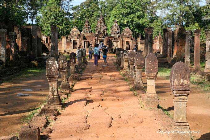 Boden ausgekleidet mit phallischen Terminals, Banteay Srei, Angkor, Kambodscha