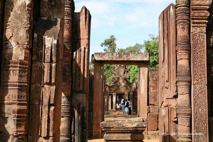 Yoni Frauen zwischen Säulen und Fronttürsturz Banteay Srei, Angkor, Kambodscha