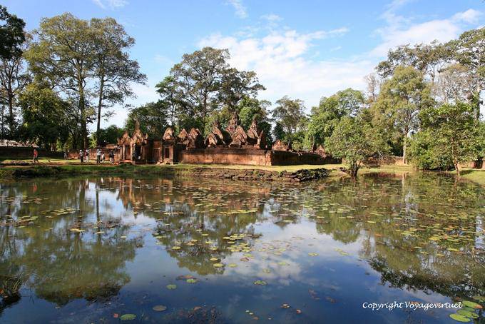 Banteay Srei, Gesamtansicht des zweiten Lautsprechers aus dem Graben, Angkor, Kambodscha