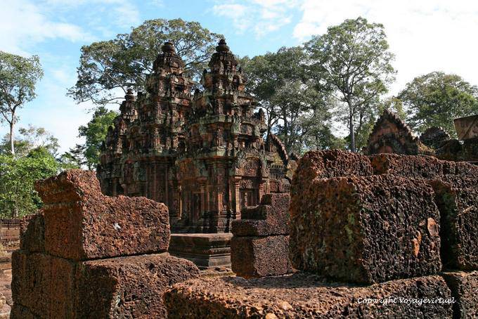 Rosa Sandsteinblöcken vor dem Schrein, Banteay Srei, Angkor, Kambodscha
