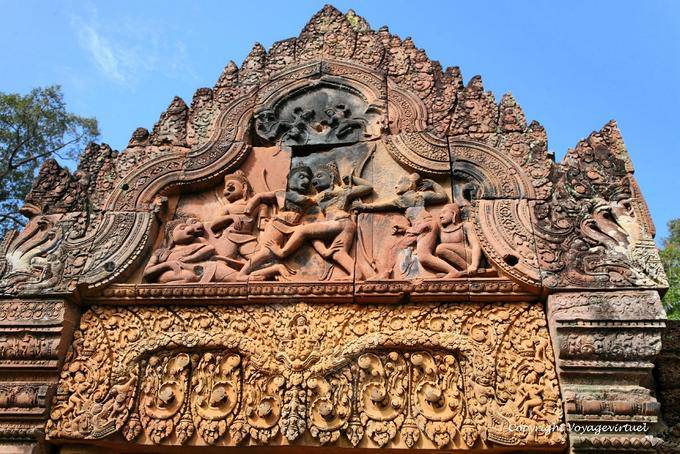 Volle Sicht auf die Szene aus dem Ramayana, gopura I, Banteay Srei, Angkor, Kambodscha