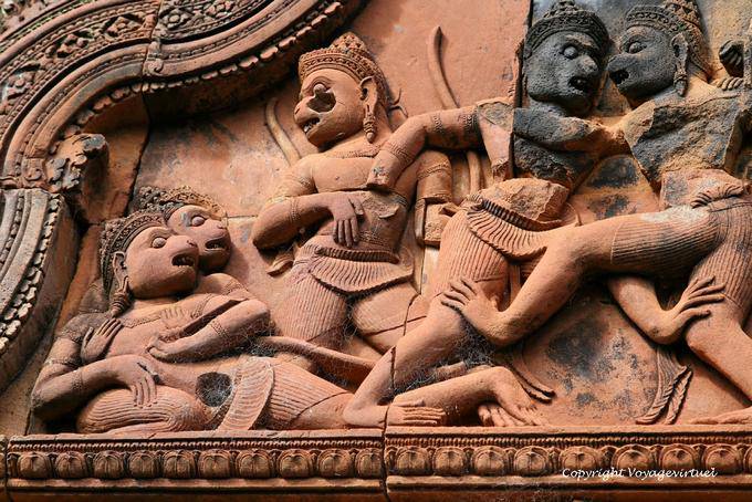 Kampf zwischen Valin und Surgrîva, gopura I, Banteay Srei, Angkor, Kambodscha