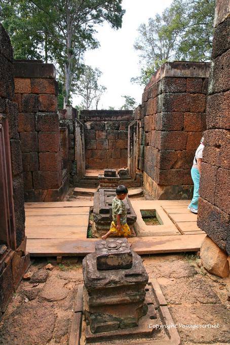 Linga und Yoni zwischen Jungen, Banteay Srei, Angkor, Kambodscha