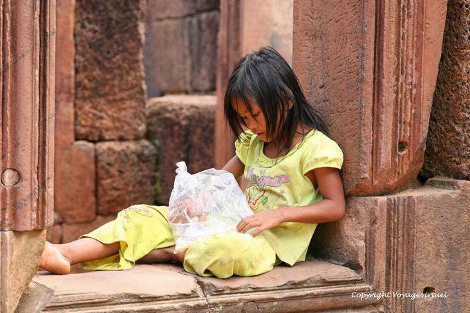 Young kambodschanischen Frauen in der Zitadelle, Banteay Srei, Angkor, Kambodscha