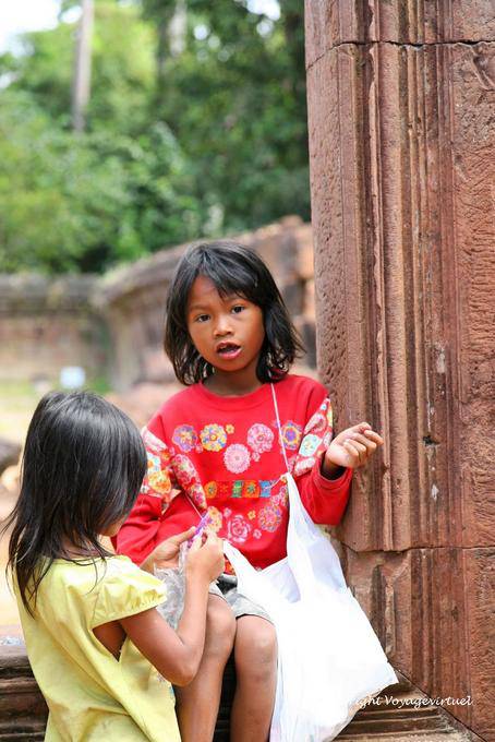 Mädchen cambogiennes auf dem Gelände des Banteay Srei, Angkor, Kambodscha