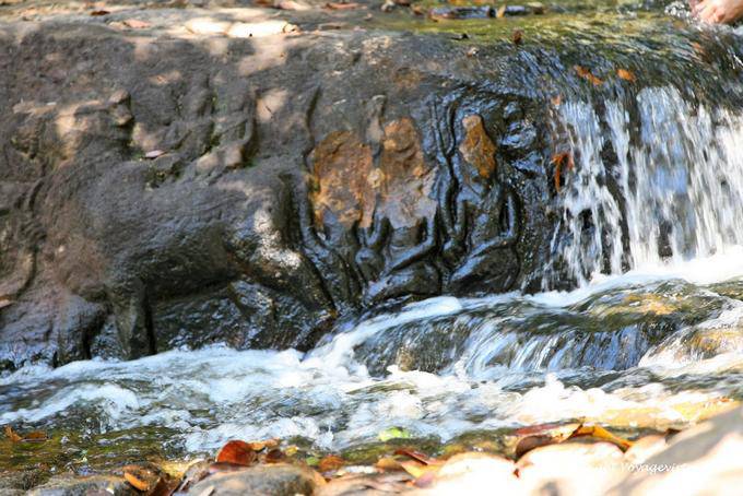 Skulptur in der Kaskade, Kbal Spean, Angkor, Kambodscha