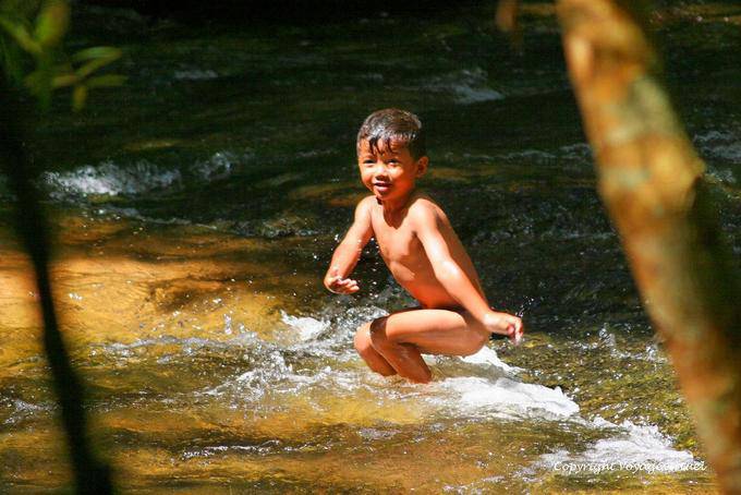 Kinderschwimm, Kbal Spean Website, Angkor, Kambodscha
