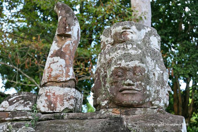 Überlagert mehrere Köpfe (Siegestor), Angkor, Kambodscha