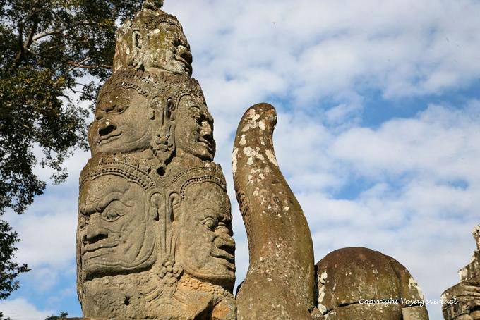 Stapel von Köpfen halten den Schwanz des fabelhaften Schlange Naga, Wassergraben, Angkor Thom, Angkor, Kambodscha