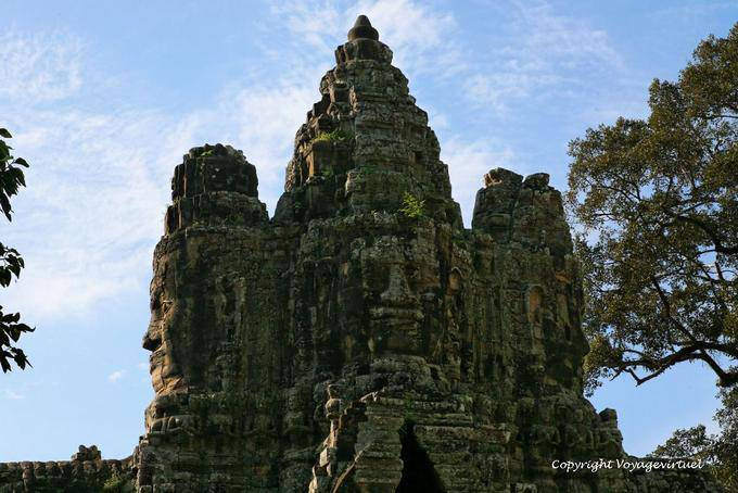 Ein weiterer Blick auf das Südtor von innerhalb der Mauern von Angkor Thom, Angkor, Kambodscha