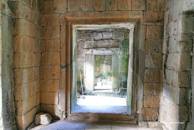 Spiel Stein und Licht in Prasat Thommanon, Angkor, Kambodscha