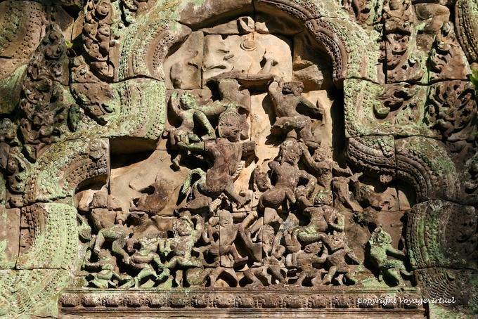 Geschnitzten Giebel hektischen verwirrte Tänzer Thommanon, Angkor, Kambodscha