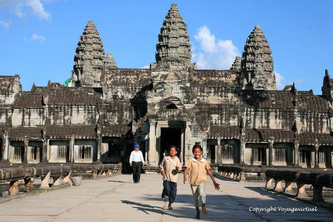 Kinder auf der Straße läuft, zweites Gehäuse, Angkor Wat, Angkor, Kambodscha