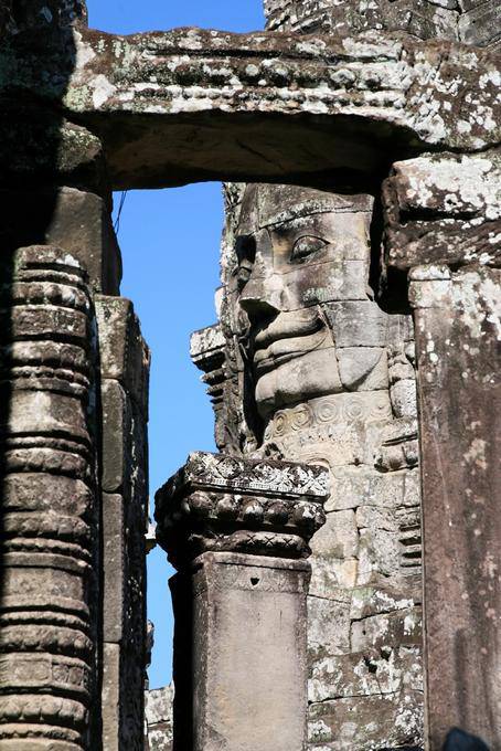 Lächeln Mineral zwischen Säulen und Türsturz, Bayon, Angkor Thom, Angkor, Kambodscha