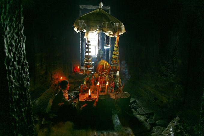 Gebet in der Cella des Heiligtums, Bayon, Angkor Thom, Angkor, Kambodscha