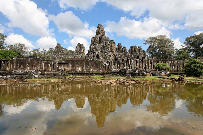 Der Angkor Thom Bayon-Site in den Teich reflektiert, Angkor, Kambodscha