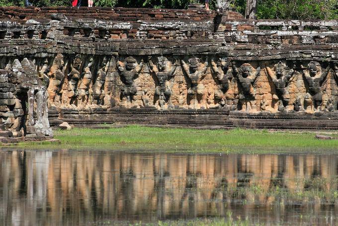 Atlanter Löwen und Garuda in Reflexion, Elefanten Terrasse Thom, Angkor, Kambodscha