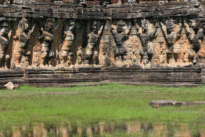 Wand des zentralen Veranda mit Löwen in Atlantis, Elefantenterrasse bereit, Angkor, Kambodscha