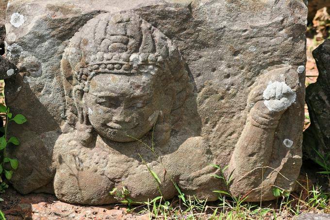 Skulptur Fragment auf einem Stein auf den Boden, Elefanten Terrasse platziert, Angkor, Kambodscha