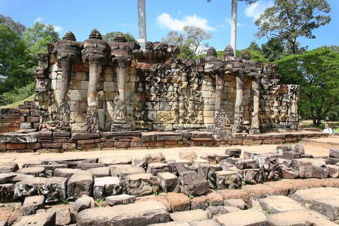 Wand der oberen Terrasse geschmückt Elefanten mit drei Köpfen, der Elefant-Terrasse, Angkor, Kambodscha