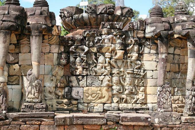 Zoom auf die Wand der oberen Terrasse und Skulpturen, Terrasse Elefanten, Angkor, Kambodscha