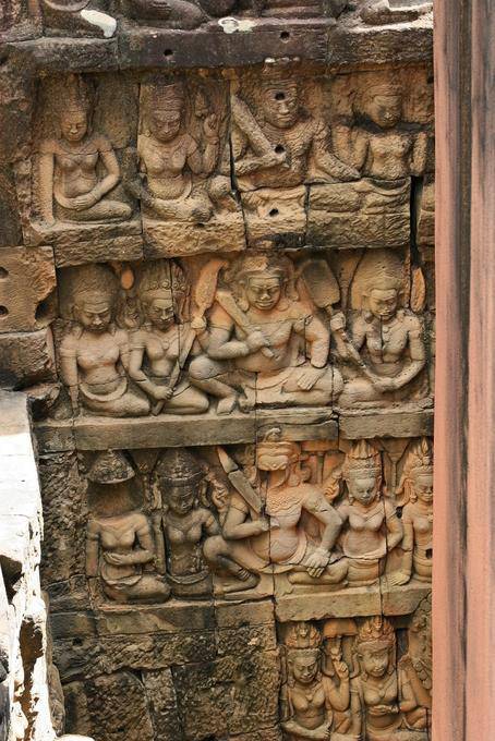 Relieffries mit Frauen und bewaffnete Männer, Terrasse des Lepra-Königs, Angkor, Kambodscha