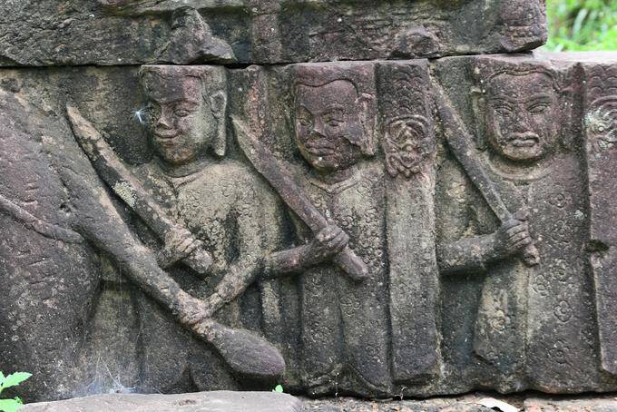 Zeichen paradieren Schwert in der Hand, Flachrelief, Terrasse des Lepra-Königs, Angkor Thom, Angkor, Kambodscha