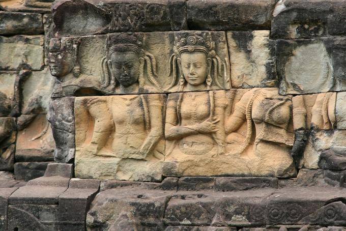 Frauen sitzen, rekonstituiert Erleichterung, Terrasse des Lepra-Königs, Angkor Thom, Angkor, Kambodscha