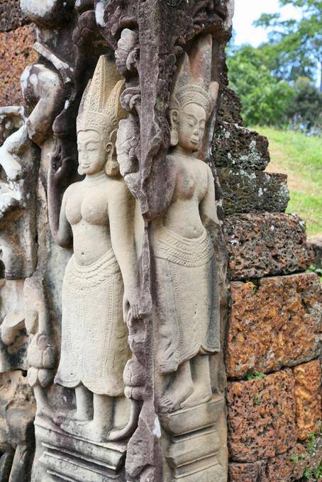 Devatas an einer Ecke der Terrasse des Lepra-Königs-Thom restauriert, Angkor, Kambodscha