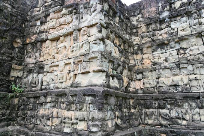 Mit Blick auf das geschnitzte Wand Hochrelief, Terrasse des Lepra-Königs, Angkor Thom, Angkor, Kambodscha