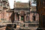 Südwest-Seite, hinter dem Hauptheiligtum der Banteay Srei, Kambodscha.
