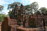 Rosa Sandsteinblöcken vor dem Schrein, Banteay Srei, Kambodscha.
