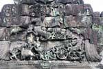 Krieger-Szene mit Panzern, Giebel, Preah Khan, Kambodscha.