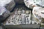 Ein Angebot sitzen Carving Preah Khan Giebel, Kambodscha.
