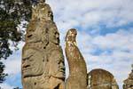 Stapel von Köpfen halten den Schwanz des fabelhaften Schlange Naga, Wassergraben, Angkor Thom, Kambodscha.