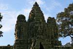 Ein weiterer Blick auf das Südtor von innerhalb der Mauern von Angkor Thom, Kambodscha.