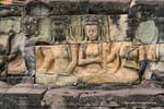 Frauen sitzen, rekonstituiert Erleichterung, Terrasse des Lepra-Königs, Angkor Thom, Kambodscha.