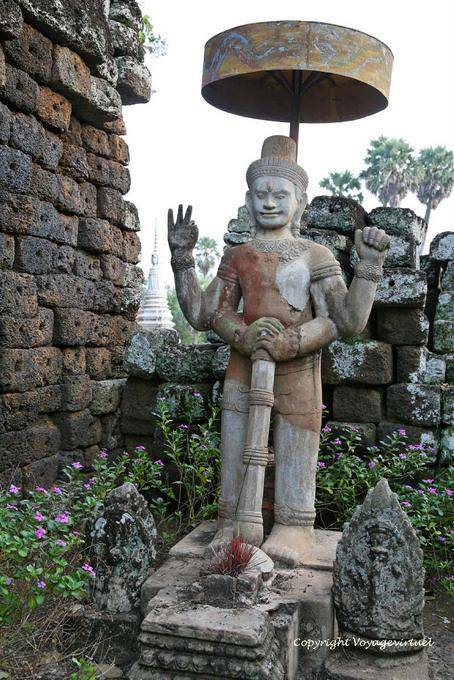 Shiva-Statue mit vier Armen und bewaffnete mit einem Verein, Wat Nokor, Kampong Cham - Kambodscha