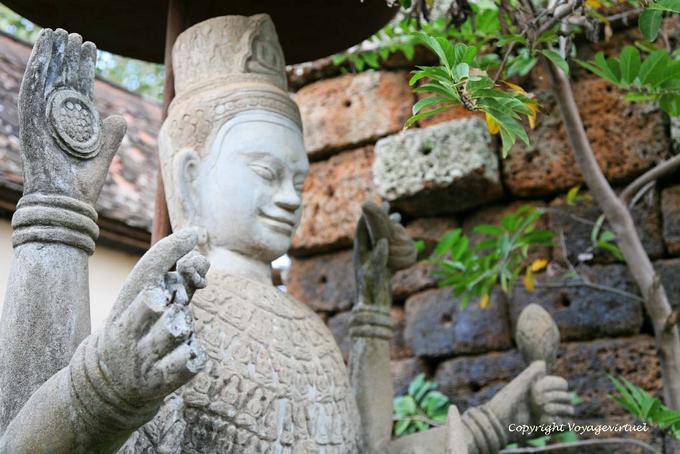 Rumpf und die Hände von Vishnu, freundliche Form von Shiva, Wat Nokor, Kampong Cham - Kambodscha