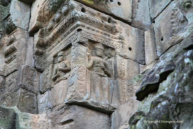 Skulpturen in einer Ecke des Tempels Wat Nokor Kampong Cham - Kambodscha