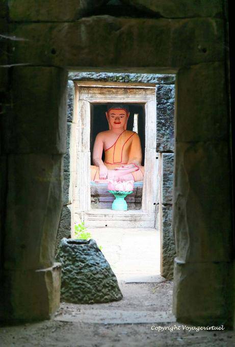 Moderne Buddha in der Pre-Angkor-Tempel Wat Nokor, Kampong Cham - Kambodscha