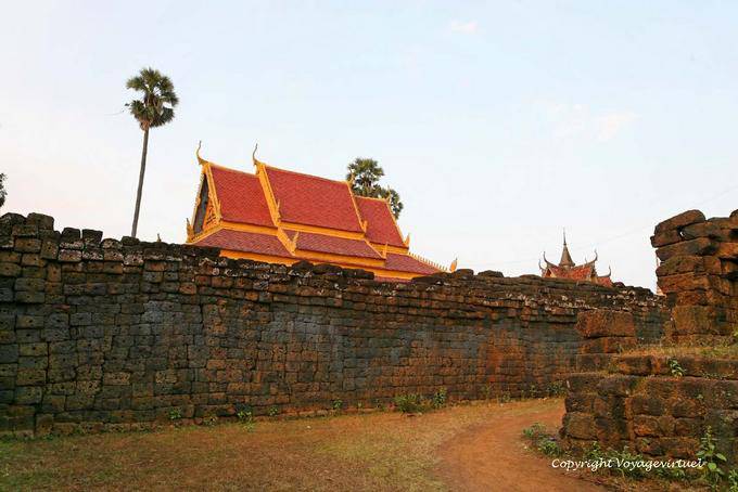 Laterit-Gehäuse und komplexen Dach Wat Nokor, Kampong Cham - Kambodscha