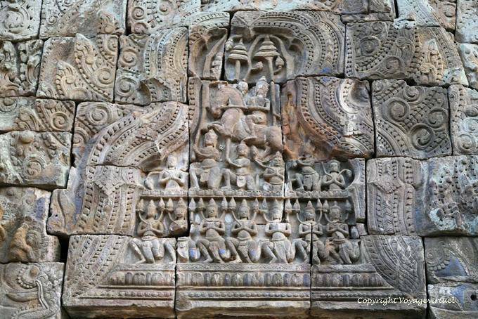 Buddhistischen Szene geschnitzt auf einem Giebel, Wat Nokor, Kampong Cham - Kambodscha