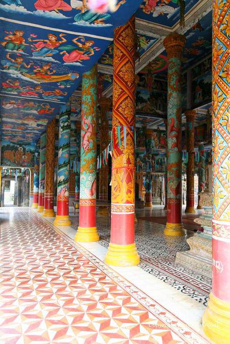 Gemälde Kitsch Farben im Inneren der Pagode, Wat Nokor, Kampong Cham - Kambodscha