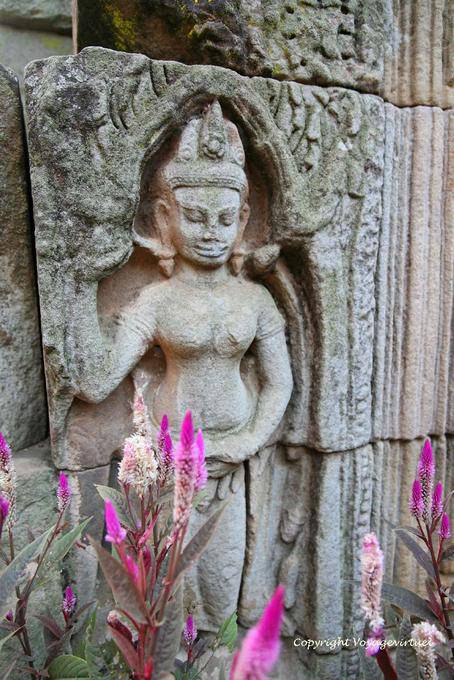 Blumen und Skulptur in Sandstein, Wat Nokor, Kampong Cham - Kambodscha