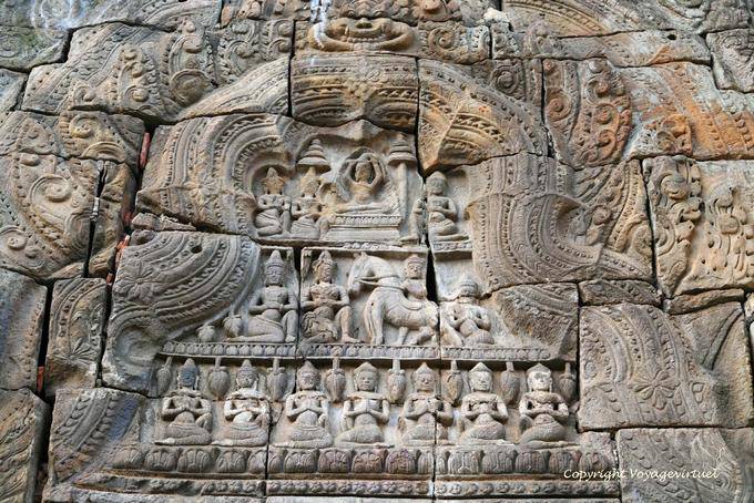 Szene aus dem Ramayana geschnitzt auf einem Sturz, Wat Nokor, Kampong Cham - Kambodscha