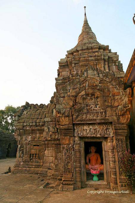 Zentral Stupa und Buddha, Wat Nokor, Kampong Cham - Kambodscha