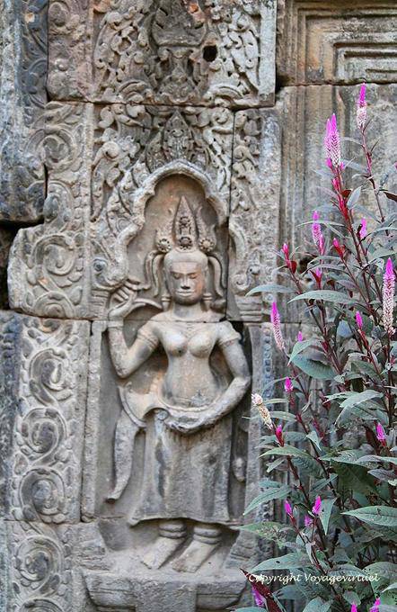 Skulptur an der Wand einer Galerie, Tempel Nokor Bachey, Kampong Cham - Kambodscha
